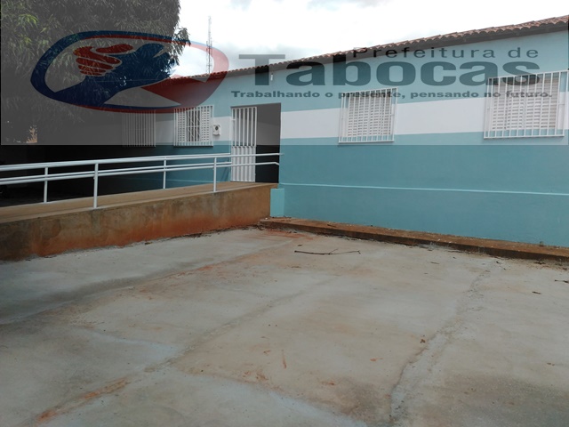 Construção do piso rústico da Escola Manoel Messias de Oliveira